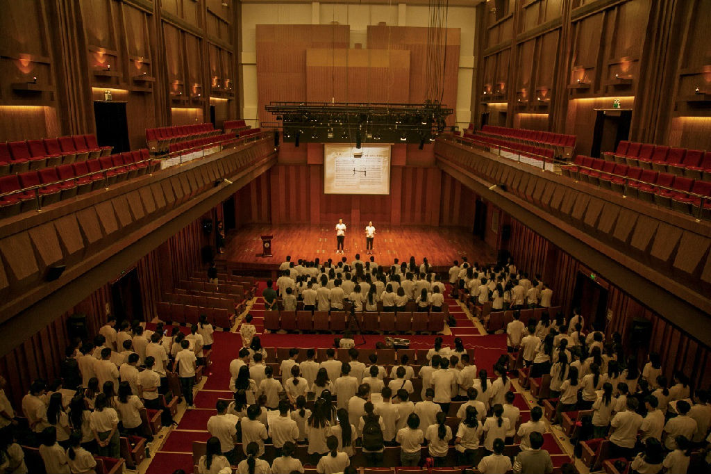 上图 来自声歌系大一年级的校史馆志愿者们上台,带领新生们高唱院歌.jpg